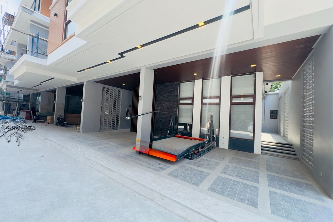 5 Bedroom Townhouse for Sale in Mariana, Quezon City, Metro Manila near LRT-2 Gilmore – photo 4