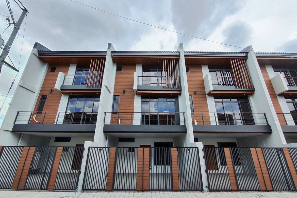 5 Bedroom Townhouse for Sale in Mayamot, Antipolo, Rizal