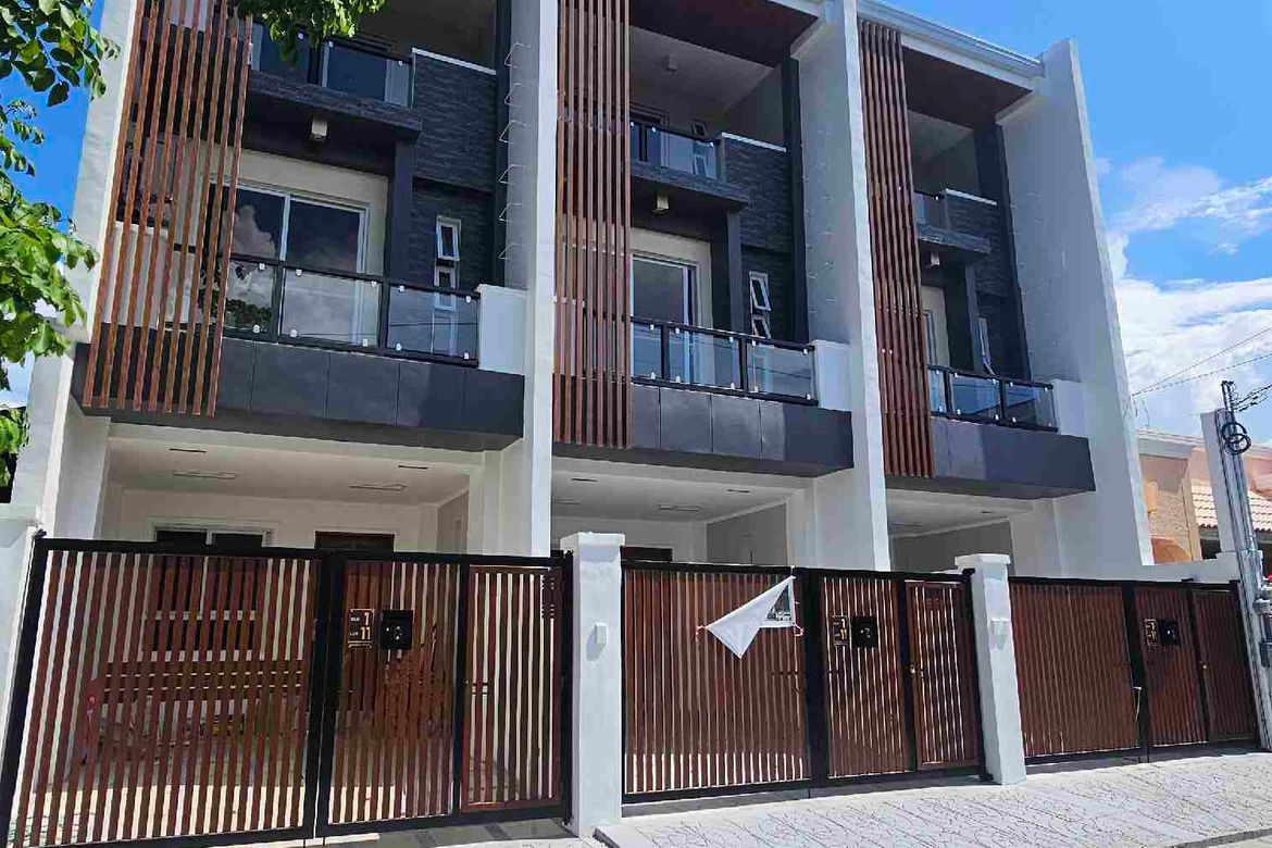 5 Bedroom Townhouse for Sale in Pilar, Las Piñas, Metro Manila – photo 2