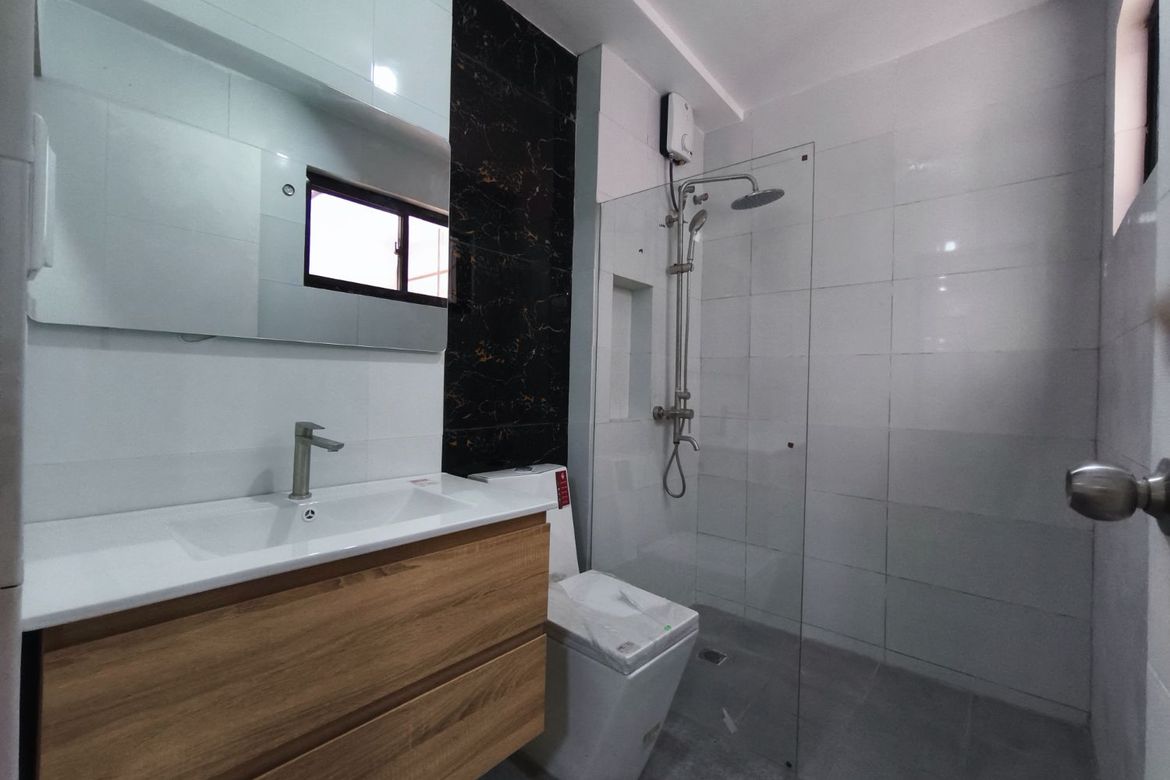 5 Bedroom Townhouse for Sale in Pilar, Las Piñas, Metro Manila – photo 8