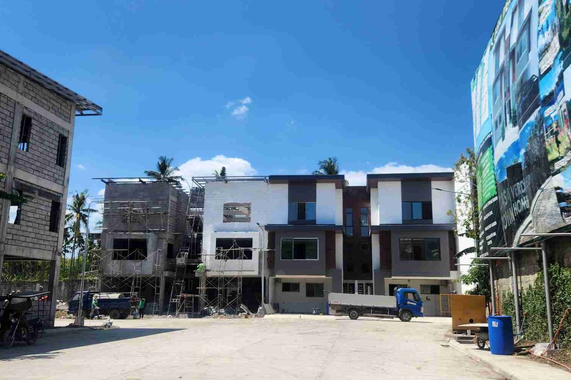 5 Bedroom Townhouse for Sale in Pinagkawitan, Lipa, Batangas