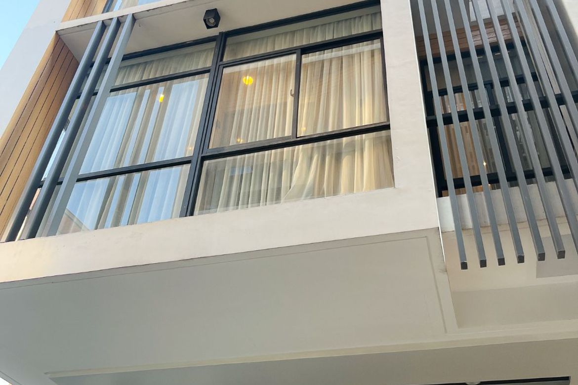 5 Bedroom Townhouse for Sale in Santo Domingo, Quezon City, Metro Manila