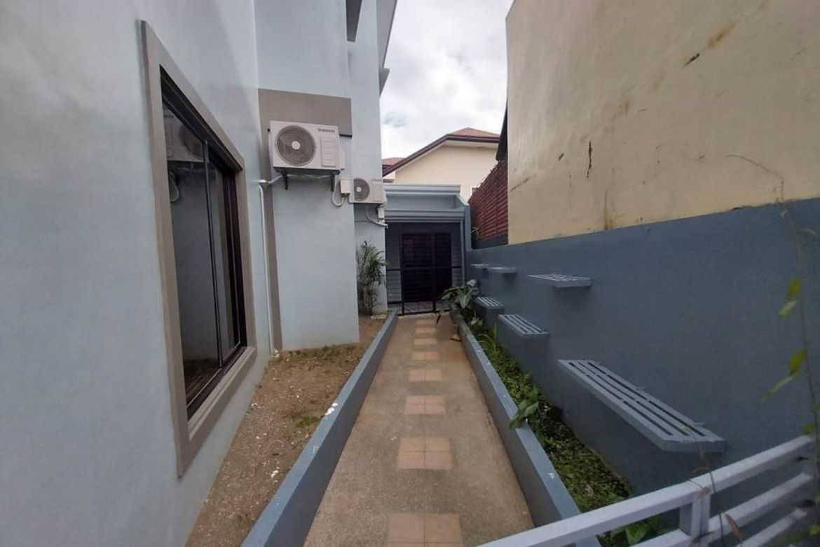 5 Bedroom Townhouse for Sale in Talon Dos, Las Piñas, Metro Manila – photo 4
