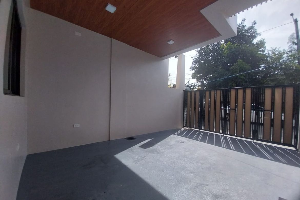 5 Bedroom Townhouse for Sale in Talon Kuatro, Las Piñas, Metro Manila – photo 5