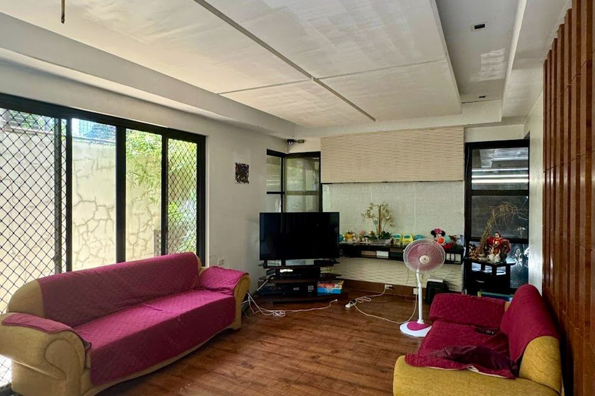 5 Bedroom Townhouse for Sale in West Crame, San Juan, Metro Manila near MRT-3 Santolan