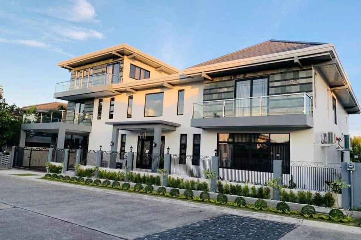 6 Bedroom Condo for Sale in Santa Clara Norte, Pila, Laguna