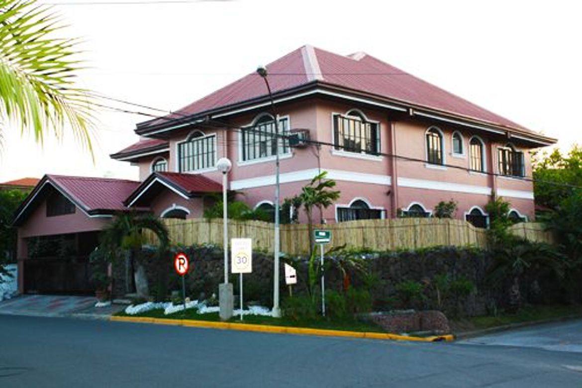 6 Bedroom House for Rent in Merville, Parañaque, Metro Manila