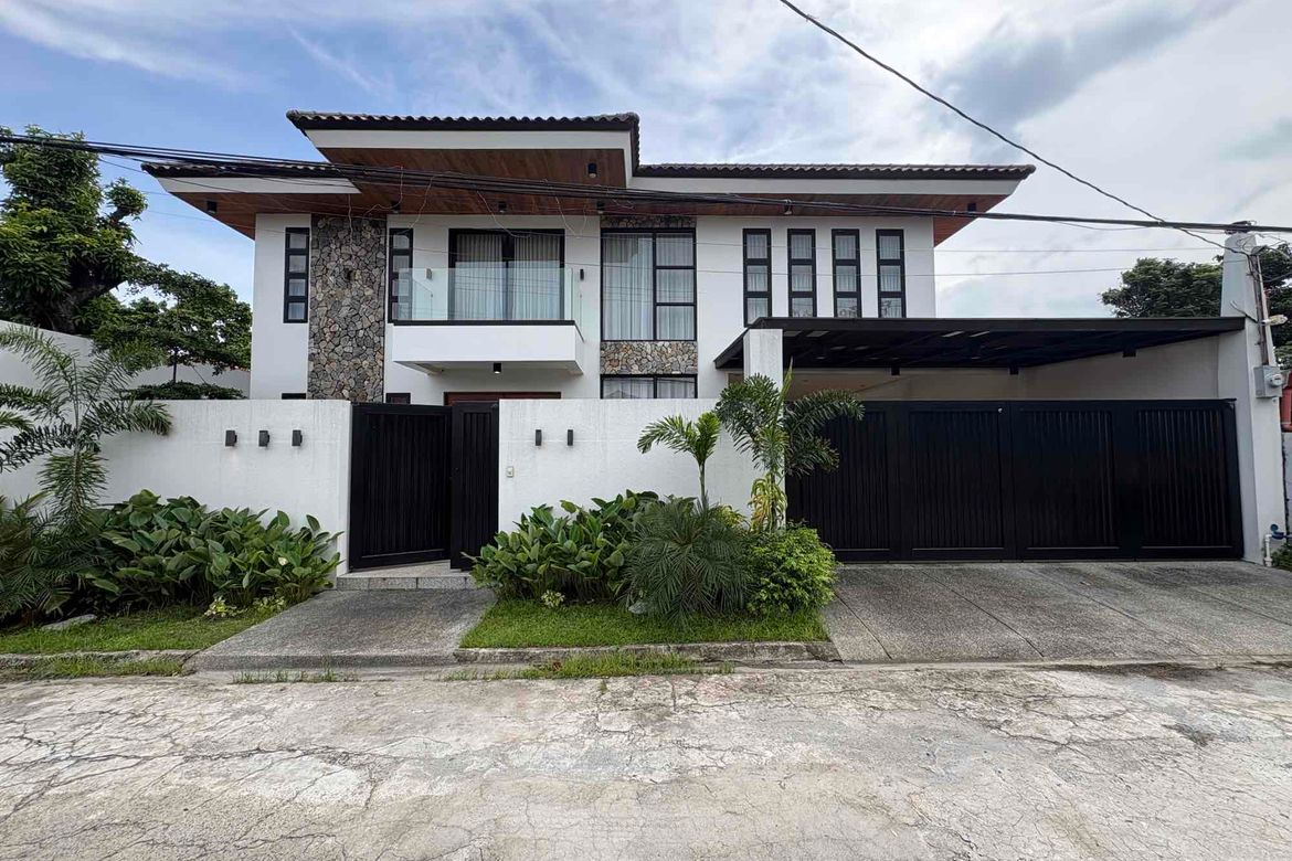 6 Bedroom House for Rent in Telabastagan, San Fernando, Pampanga