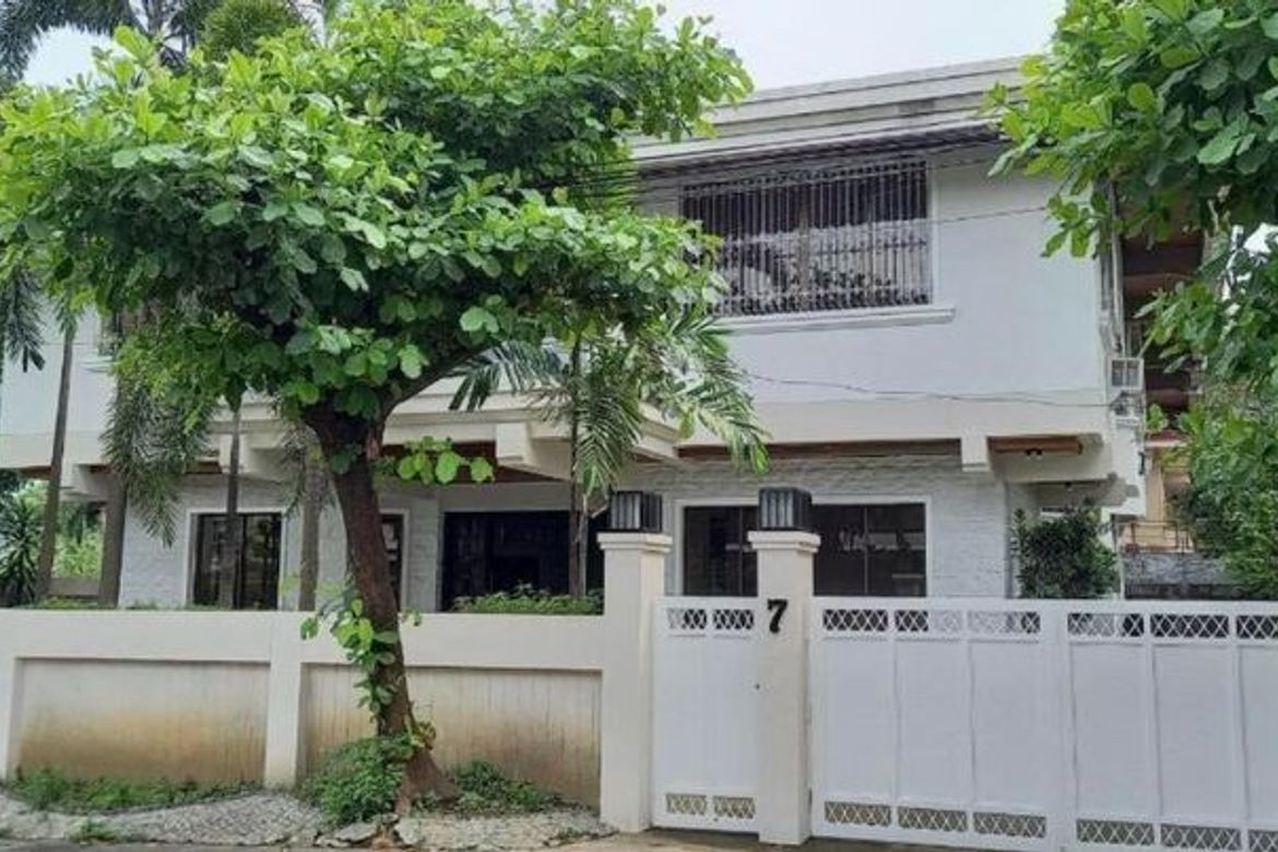 6 Bedroom House for Rent in Ugong Norte, Quezon City, Metro Manila