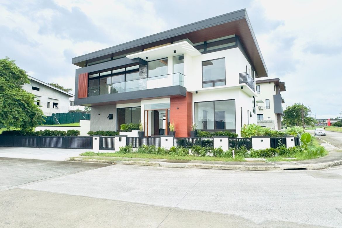 6 Bedroom House for Sale in Almanza Dos, Las Piñas, Metro Manila