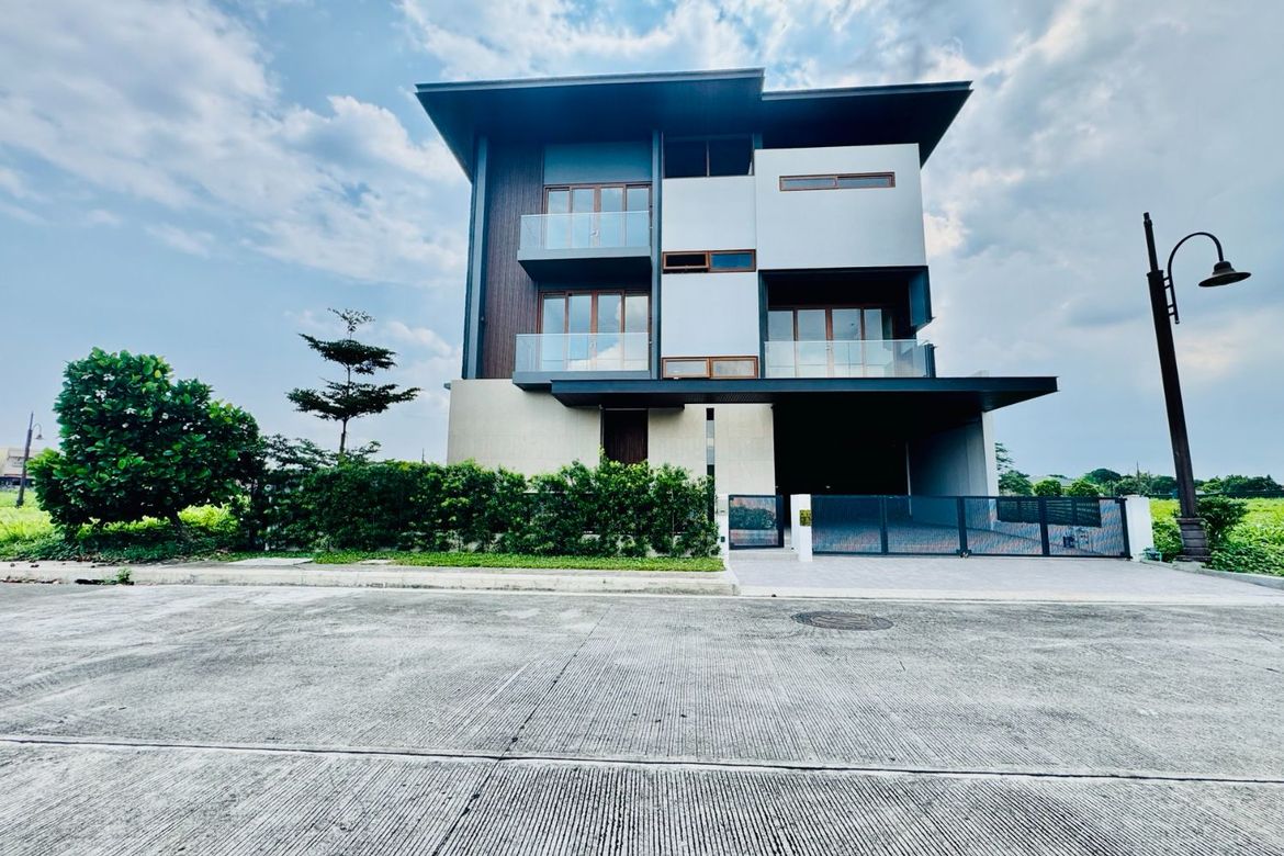 6 Bedroom House for Sale in Almanza Dos, Las Piñas, Metro Manila
