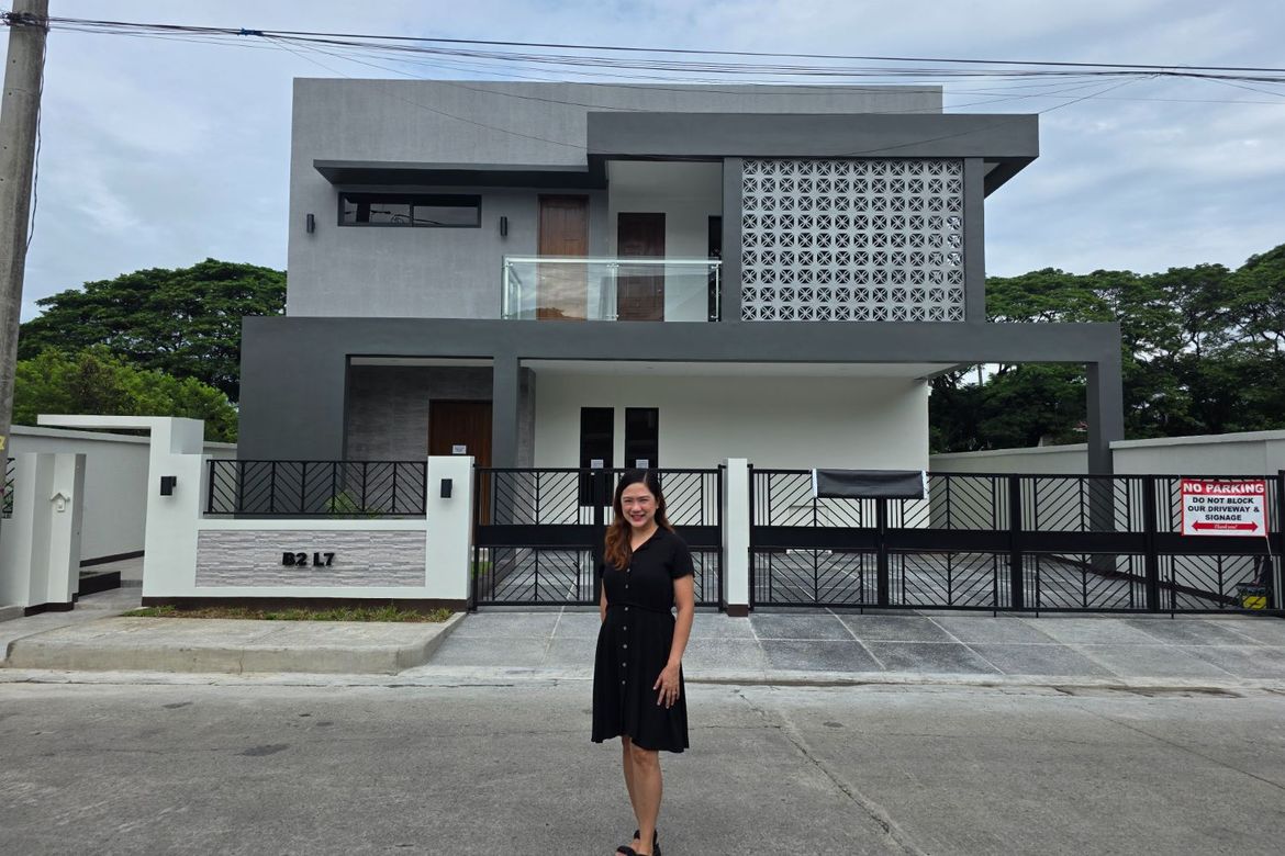 6 Bedroom House for Sale in Anabu II-D, Imus, Cavite