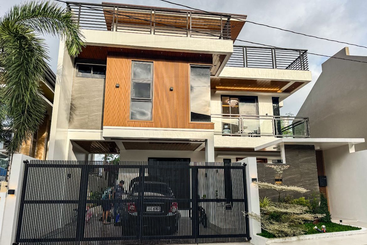 6 Bedroom House for Sale in Bagong Silangan, Quezon City, Metro Manila