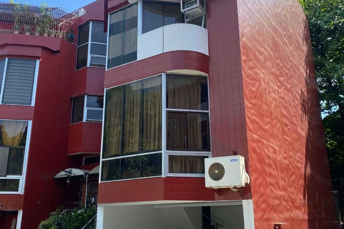 6 Bedroom House for Sale in Barangay 76, Pasay, Metro Manila near LRT-1 EDSA