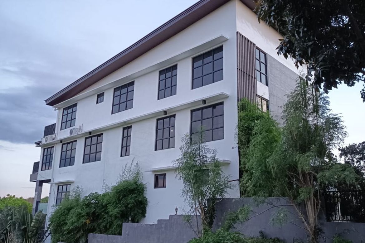 6 Bedroom House for Sale in Cabilang Baybay, Carmona, Cavite