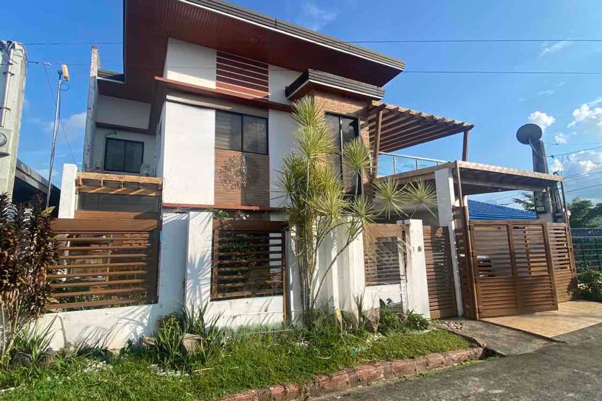 6 Bedroom House for Sale in Granada, Bacolod, Negros Occidental
