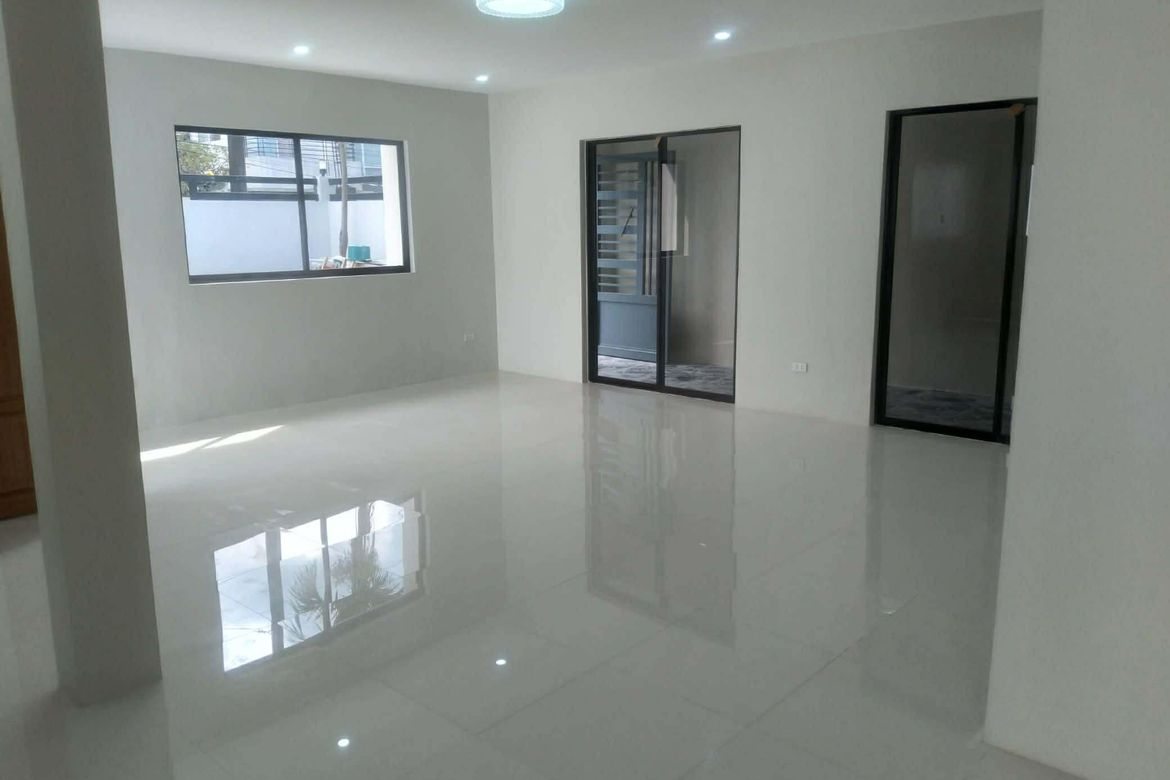 6 Bedroom House for Sale in Holy Spirit, Quezon City, Metro Manila