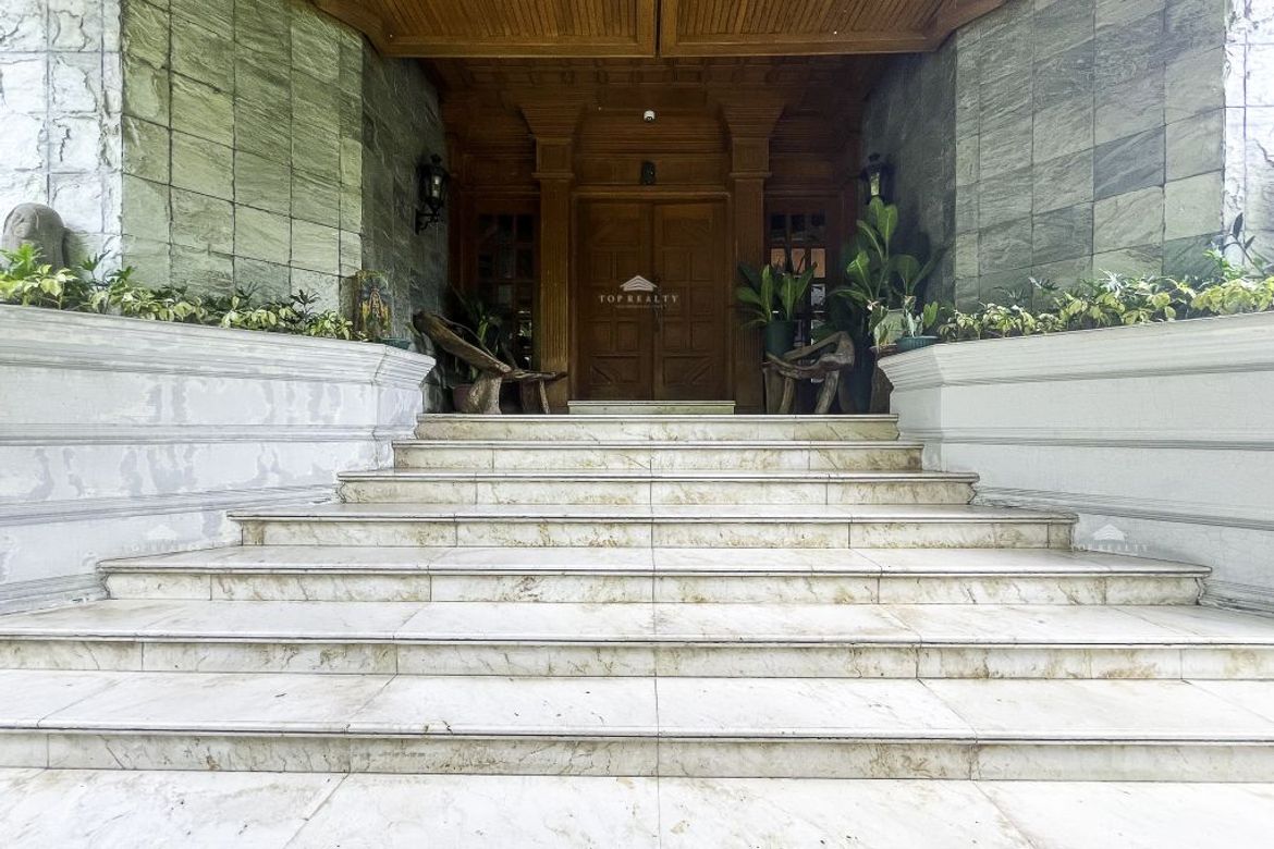 6 Bedroom House for Sale in LOYOLA GRAND VILLAS, Ramon Magsaysay, Quezon City, Metro Manila near LRT-1 Roosevelt