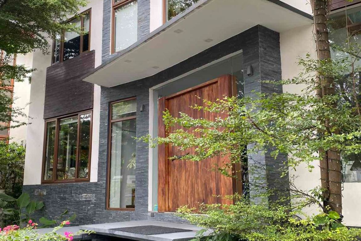 6 Bedroom House for Sale in Magallanes Village, Magallanes, Makati City near MRT-3 Magallanes