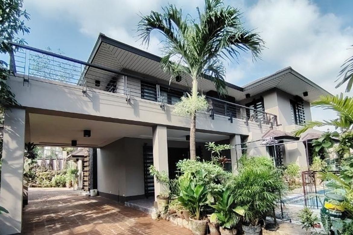 6 Bedroom House for Sale in Mariana, Quezon City, Metro Manila near LRT-2 Gilmore