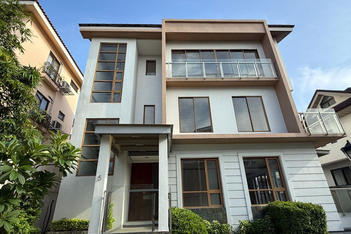 6 Bedroom House for Sale in McKinley Hill, Taguig, Metro Manila