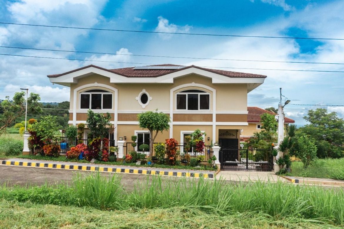 6 Bedroom House for Sale in Niyugan, Laurel, Batangas