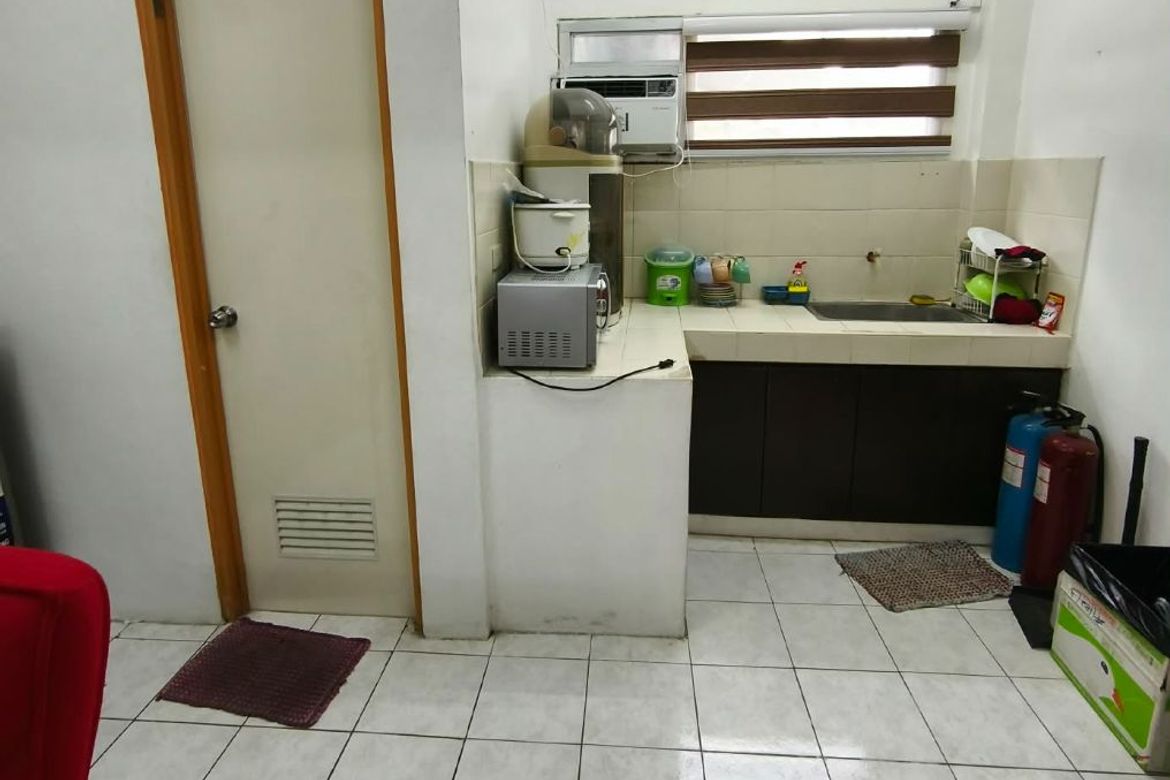 6 Bedroom House for Sale in Pulang Lupa Dos, Las Piñas, Metro Manila