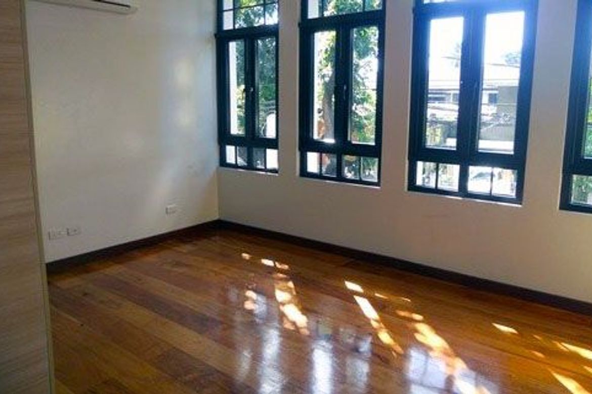 6 Bedroom House for Sale in San Lorenzo, Makati, Metro Manila near MRT-3 Ayala