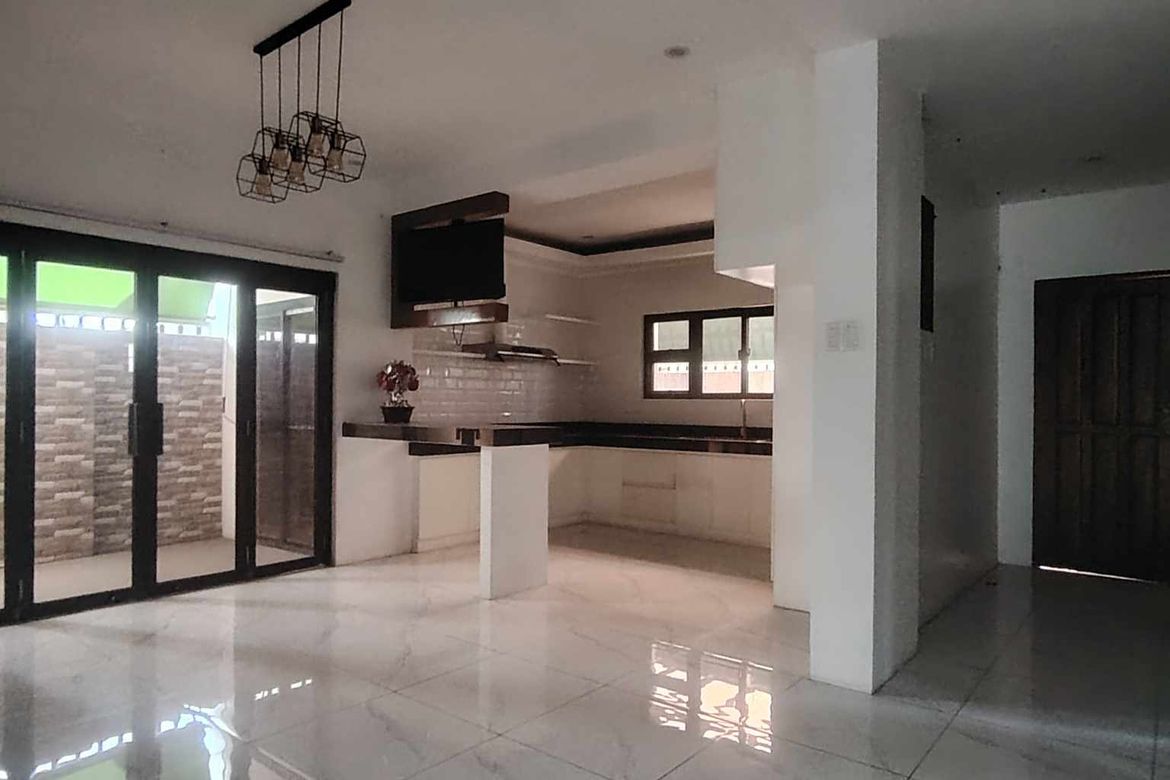 6 Bedroom House for Sale in Santa Rosa, Laguna