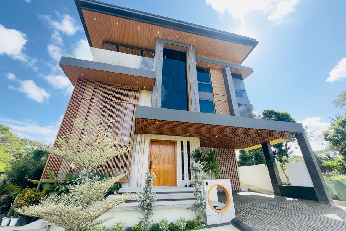 6 Bedroom House for Sale in South Forbes Golf City, Inchican, Silang, Cavite