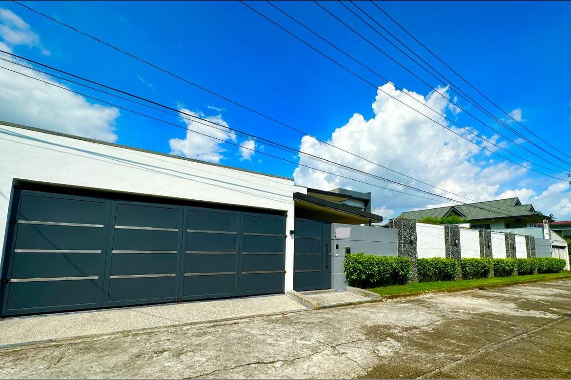 6 Bedroom House for Sale in Telabastagan, San Fernando, Pampanga