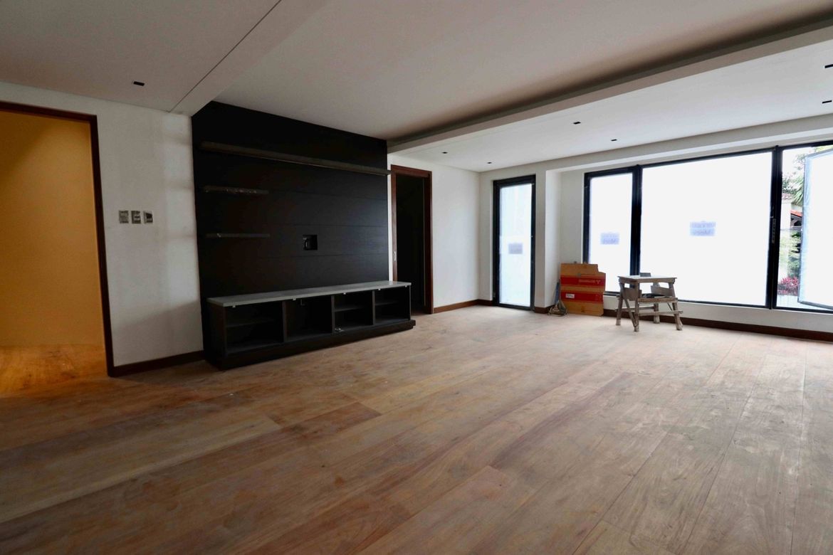 6 Bedroom House for Sale in Ugong Norte, Quezon City, Metro Manila near MRT-3 Ortigas – photo 2