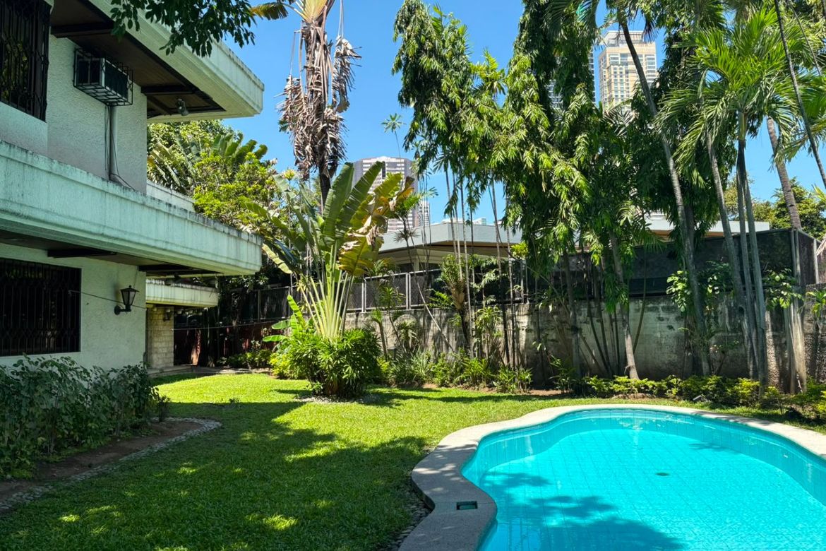 6 Bedroom House for Sale in Urdaneta Village, Urdaneta, Makati City near MRT-3 Buendia