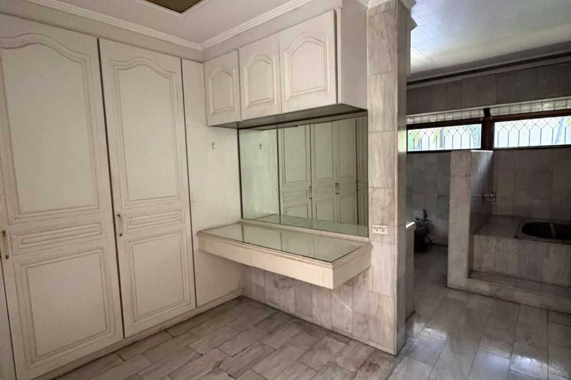 6 Bedroom House for Sale in Urdaneta Village, Urdaneta, Makati City near MRT-3 Buendia – photo 16