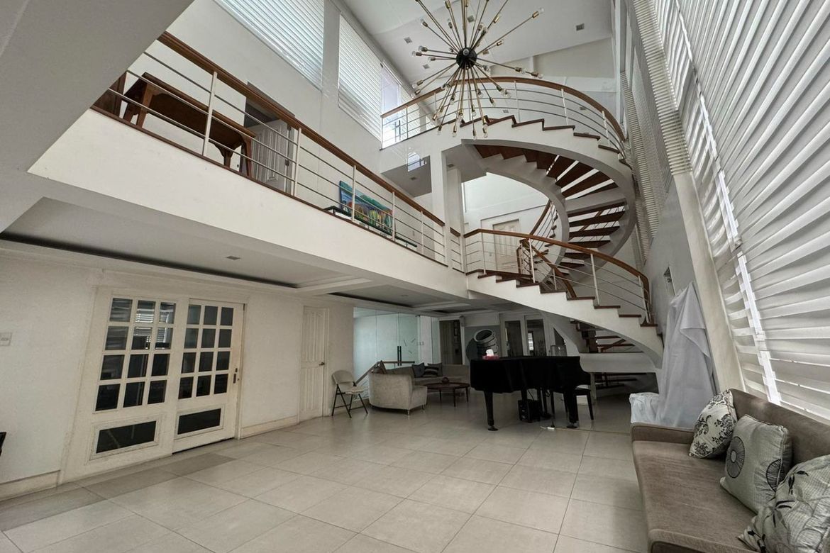 6 Bedroom House for Sale in White Plains, Quezon City, Metro Manila