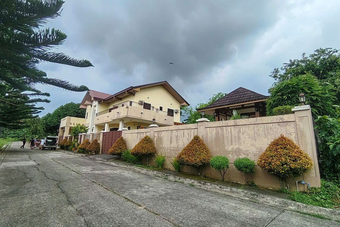 7 Bedroom House for Sale in Biluso, Silang, Cavite