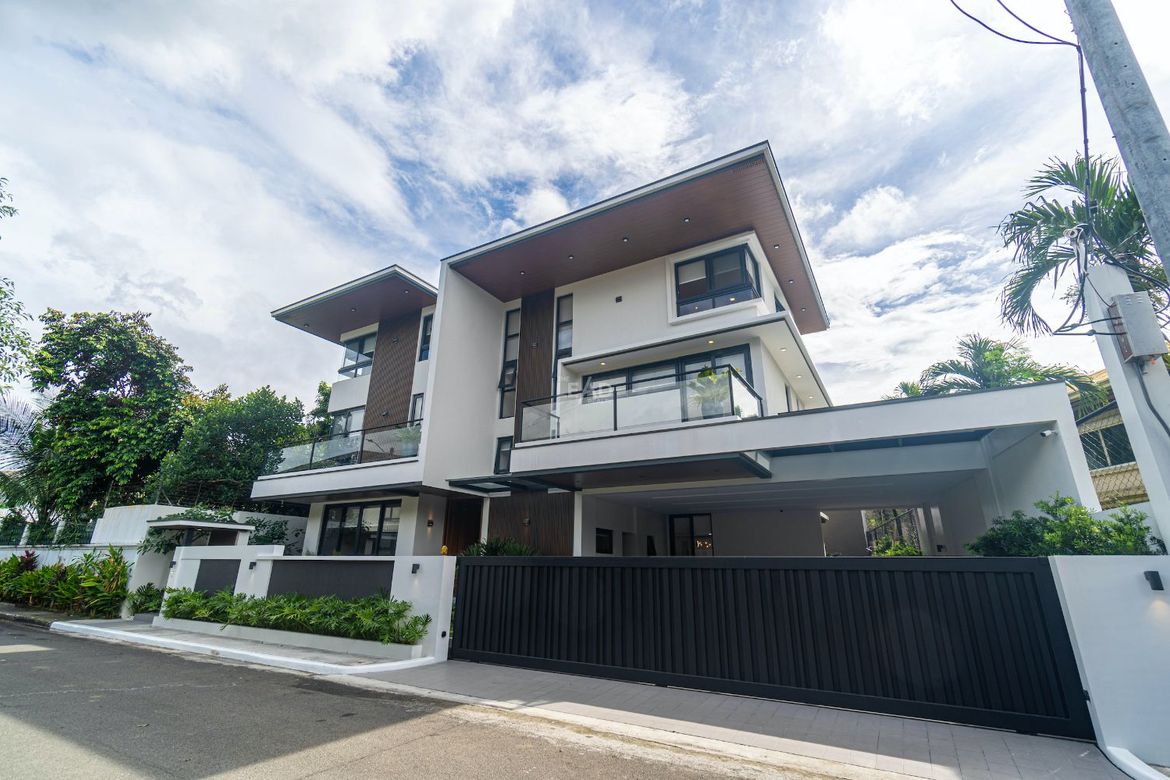 7 Bedroom House for Sale in Pasong Tamo, Quezon City, Metro Manila