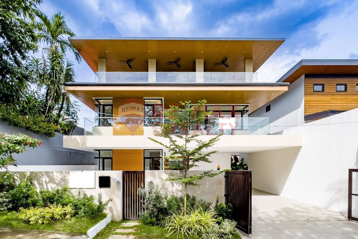 7 Bedroom Villa for Sale in White Plains, Quezon City, Metro Manila