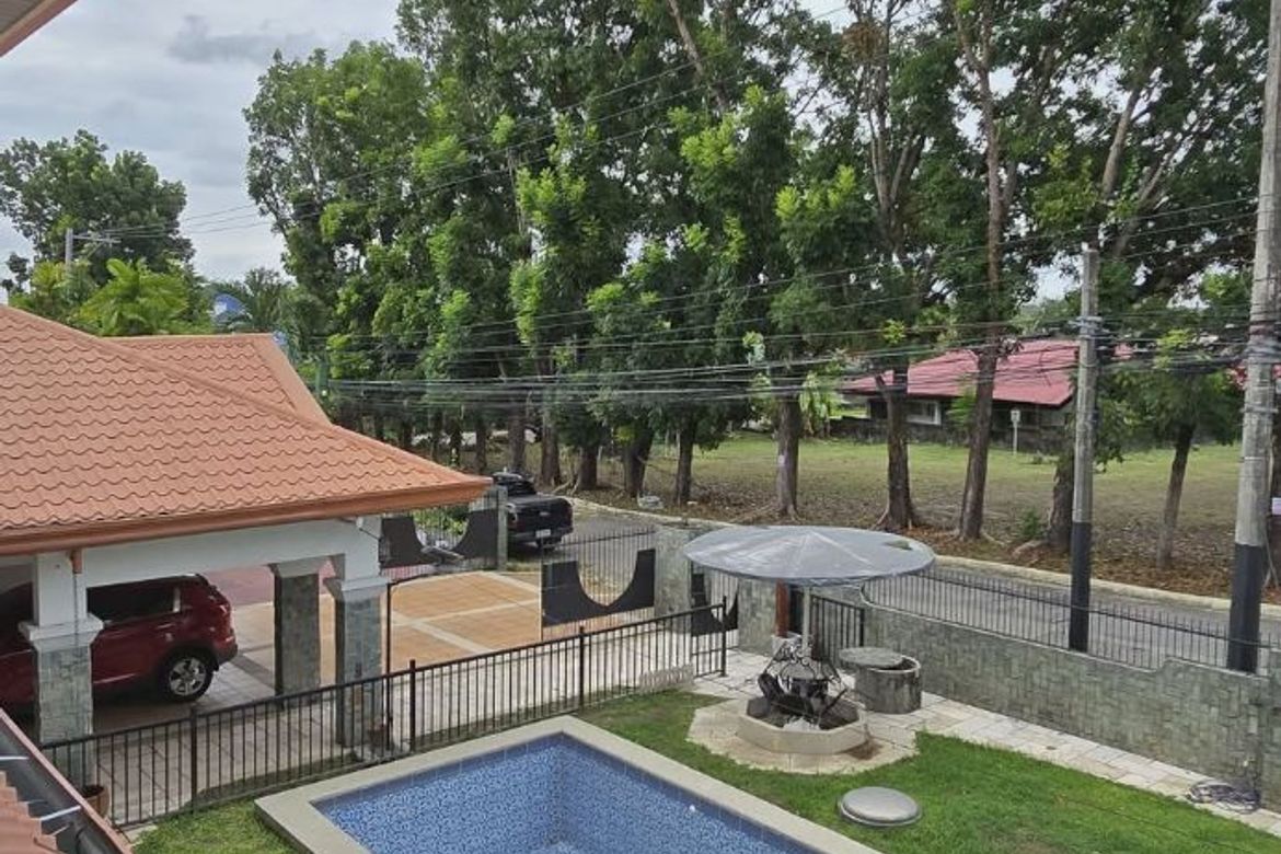 8 Bedroom House for Rent in Cutcut, Angeles, Pampanga