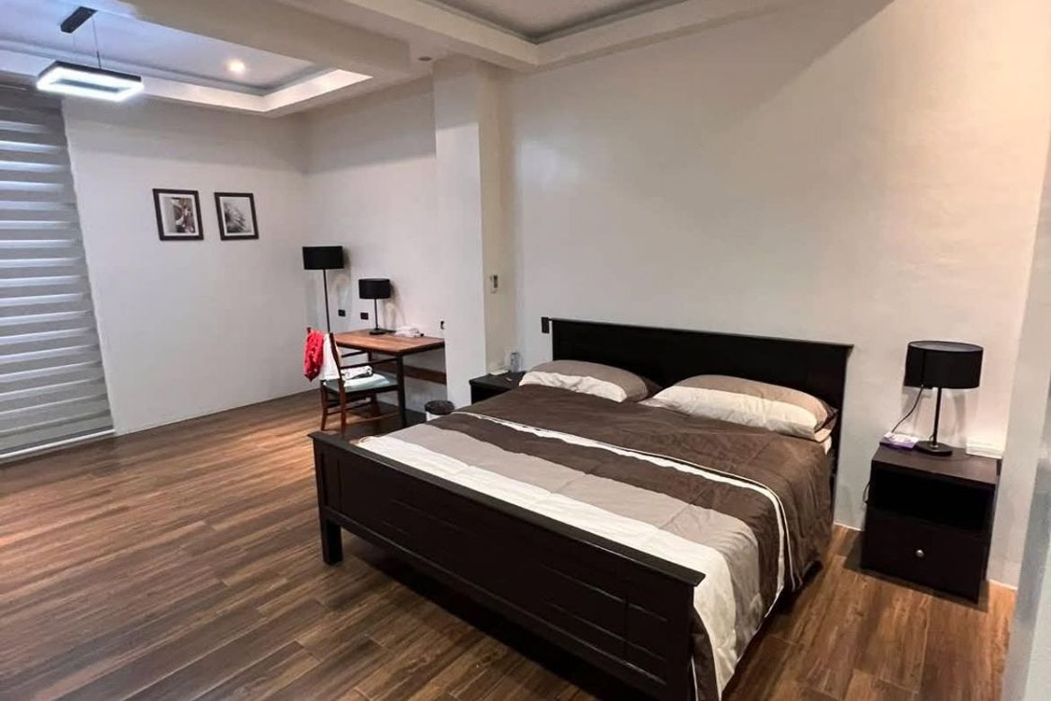 8 Bedroom House for Rent in Merville, Parañaque, Metro Manila photo 2