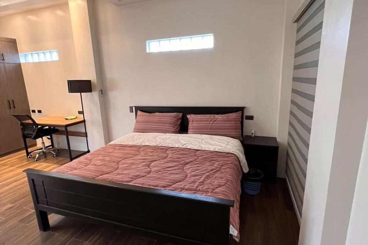 8 Bedroom House for Rent in Merville, Parañaque, Metro Manila photo 3