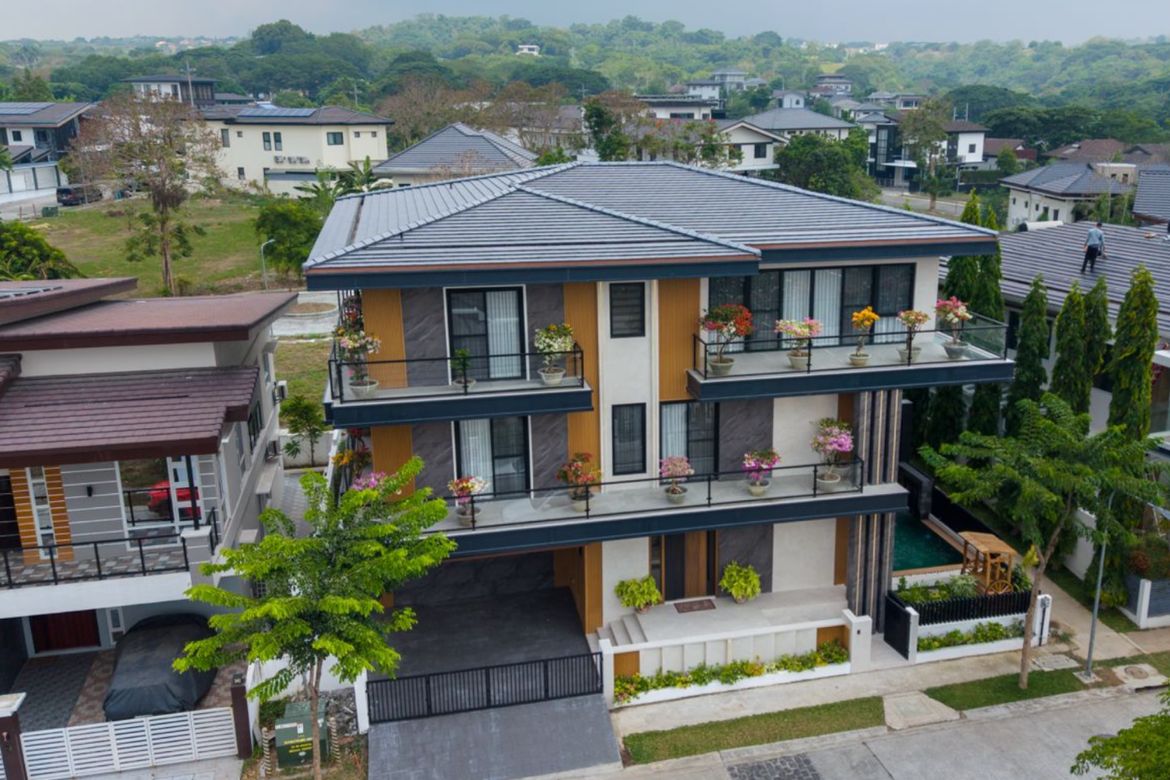 8 Bedroom House for Sale in Inchican, Silang, Cavite