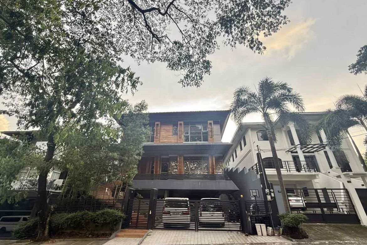 8 Bedroom House for Sale in LOYOLA GRAND VILLAS, Ramon Magsaysay, Quezon City, Metro Manila near LRT-1 Roosevelt