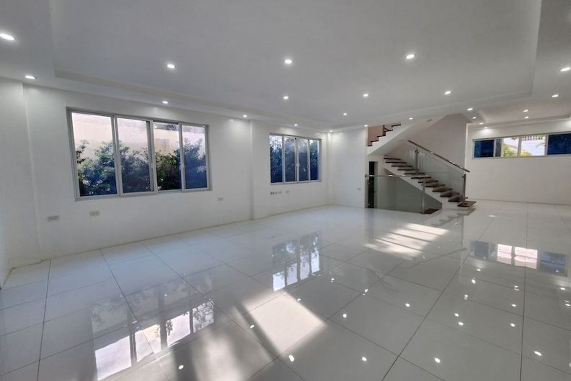 8 Bedroom House for Sale in New Alabang Village, Muntinlupa, Metro Manila