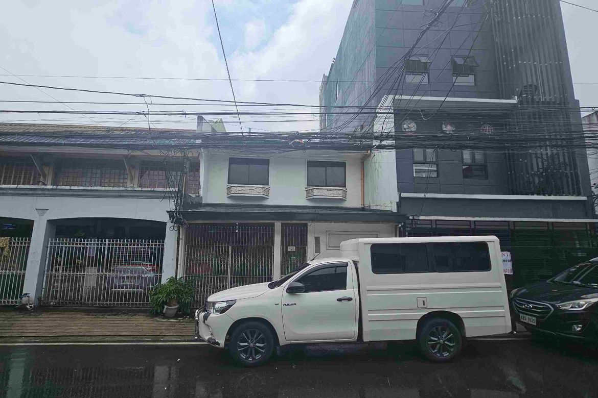 8 Bedroom Shophouse for Sale in Guadalupe Nuevo, Makati, Metro Manila near MRT-3 Guadalupe