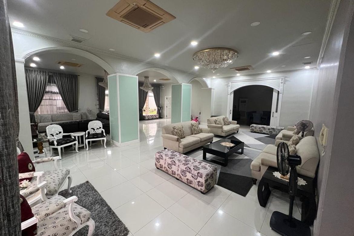 9 Bedroom House for Sale in Barangay 201, Pasay, Metro Manila