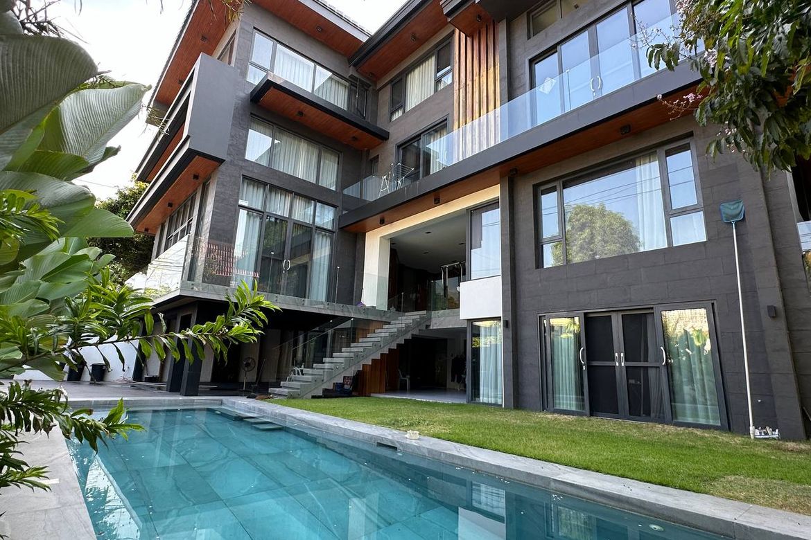 9 Bedroom Villa for Sale in New Alabang Village, Muntinlupa, Metro Manila