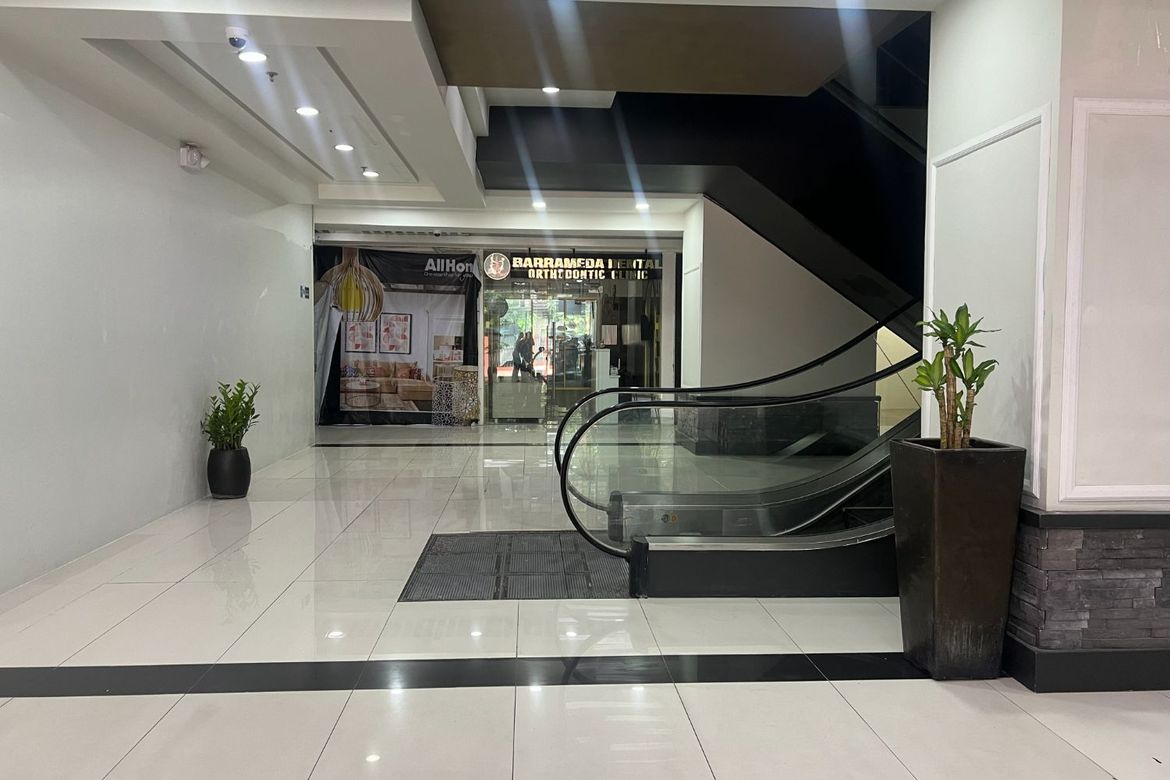 Commercial for Sale in Laureano di Trevi Tower, Pio Del Pilar, Makati, Metro Manila near MRT-3 Magallanes – photo 6