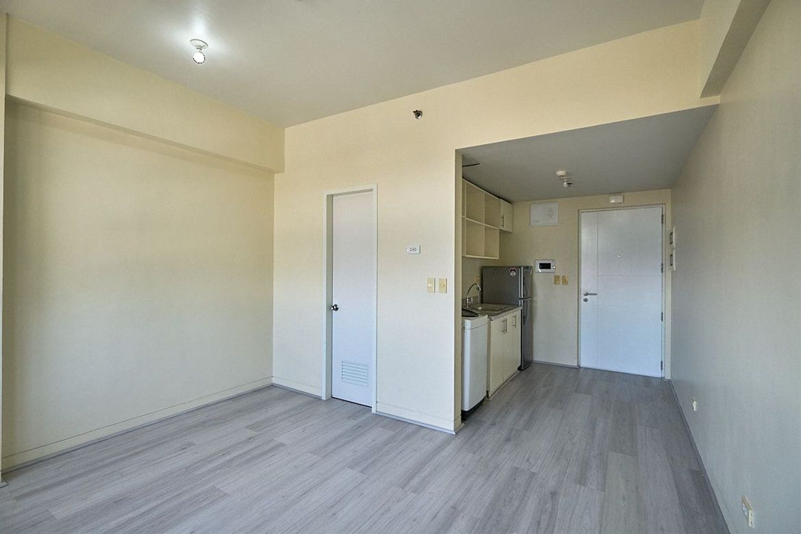 Condo for Rent in Holland Park, Biñan, Laguna photo 5
