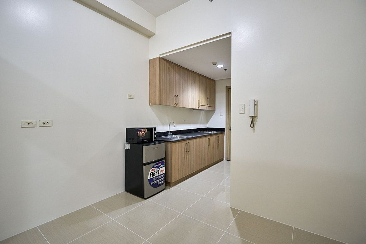 Condo for Rent in Shore Residences, Barangay 76, Pasay, Metro Manila near LRT-1 Libertad photo 2